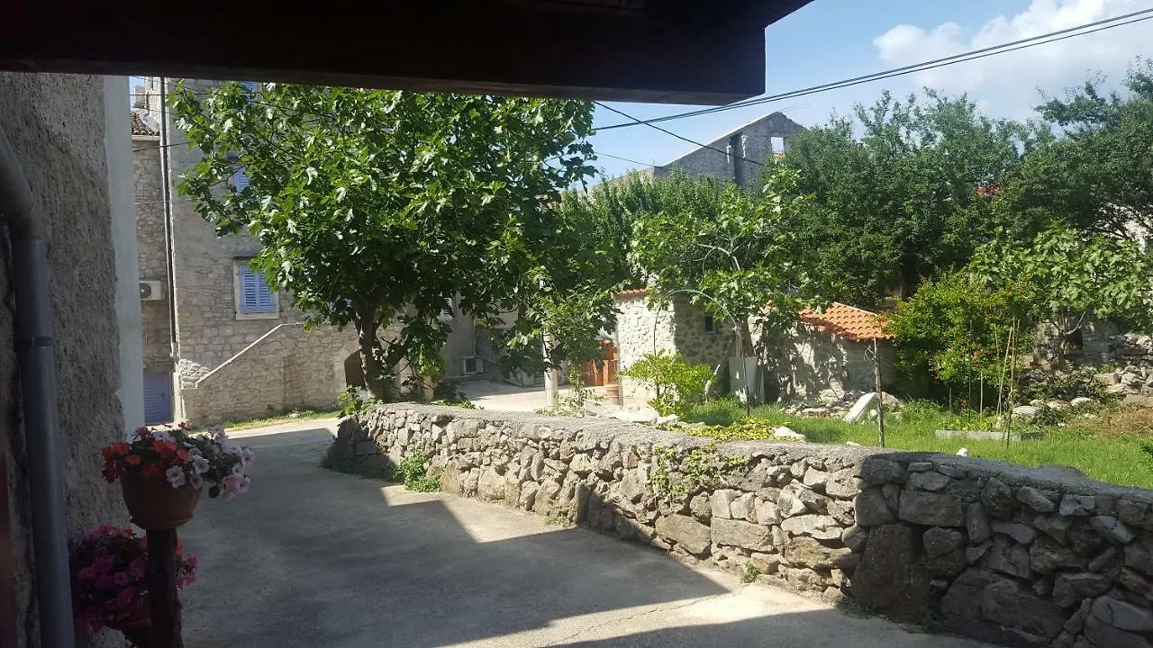 Apartmani Jasarevic Martinscica  Хорватия